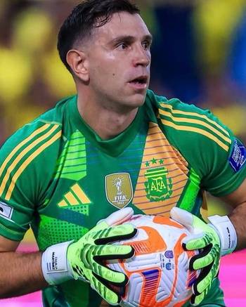 El Dibu Martínez podría cambiar de club: Juventus avanza por el arquero argentino